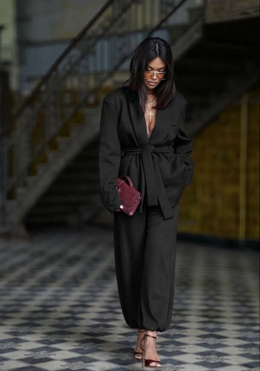 Completo SAMIRA Caldo, elegante e dal carattere contemporaneo. Questo completo due pezzi è realizzato in morbido cotone invernale, un tessuto avvolgente e confortevole perfetto per affrontare la stagione fredda con stile senza rinunciare alla comodità.
