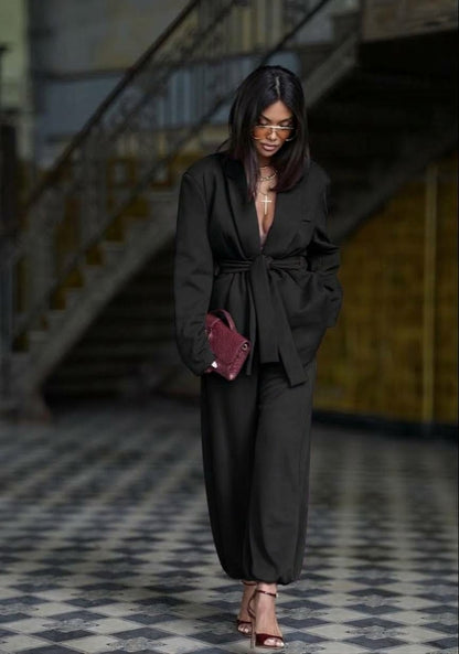 Completo SAMIRA Caldo, elegante e dal carattere contemporaneo. Questo completo due pezzi è realizzato in morbido cotone invernale, un tessuto avvolgente e confortevole perfetto per affrontare la stagione fredda con stile senza rinunciare alla comodità.