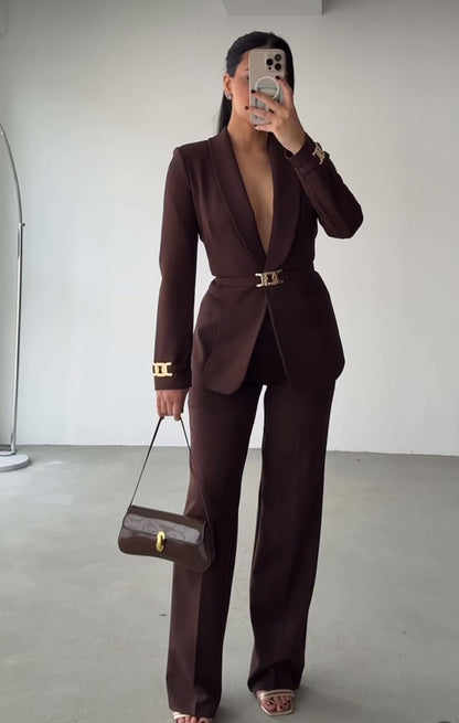 Tailleur Elisabetta dal design sofisticato e ultra femminile, perfetto per chi ama uno stile deciso ed elegante.