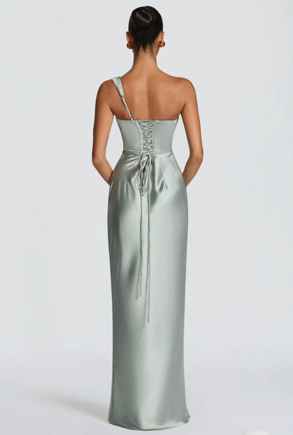 Abito Marcella monospalla in raso lucido con drappeggio sul décolleté e vita strutturata. Silhouette aderente che valorizza la figura.
Perfetto per occasioni formali ed
eventi serali.