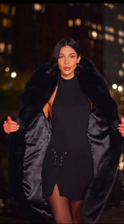 La pelliccia DIVA in visone ecologico ha un taglio ampio, con un colletto voluminoso che avvolge le spalle, donando un'aria sofisticata e ricercata trasmettendo uno stile
glamour e chic.