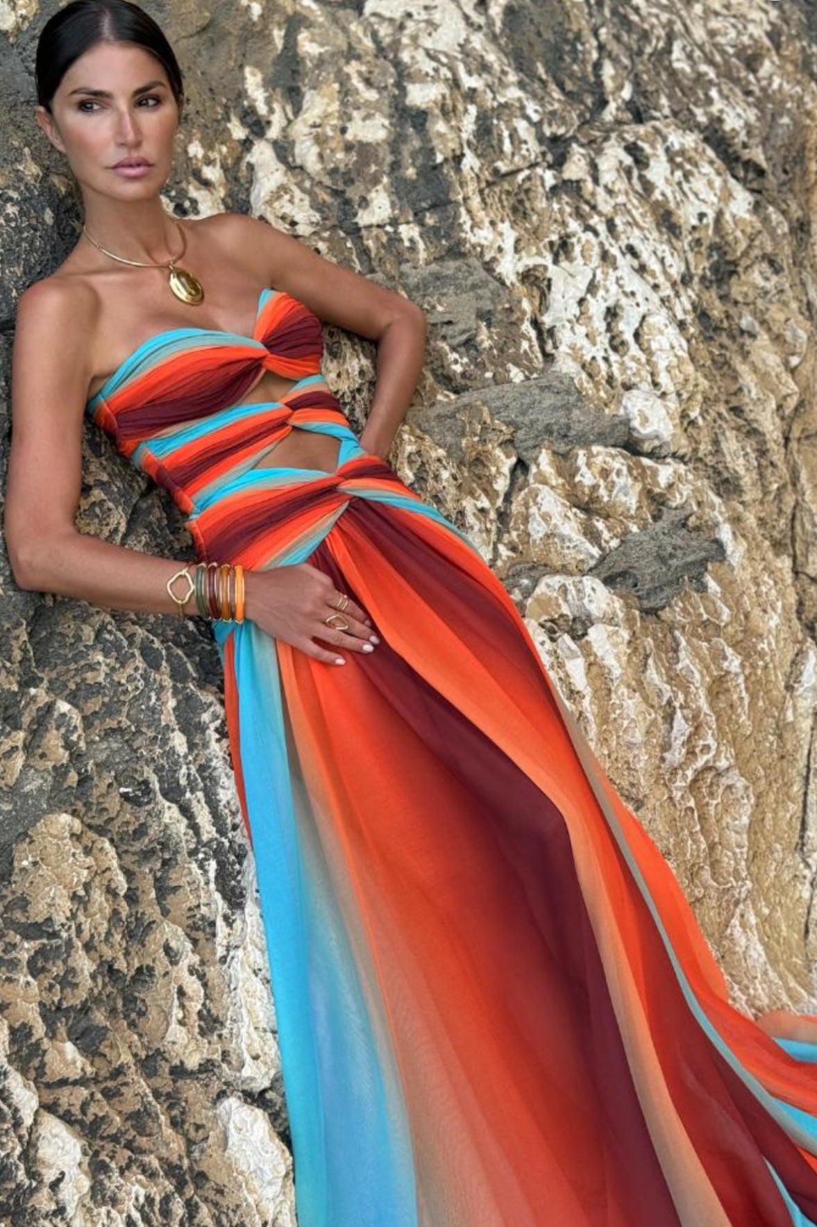 Abito SIRENA Lasciati conquistare dalla magia dei colori con questo abito lungo, un capolavoro sartoriale che fonde eleganza e sensualità.