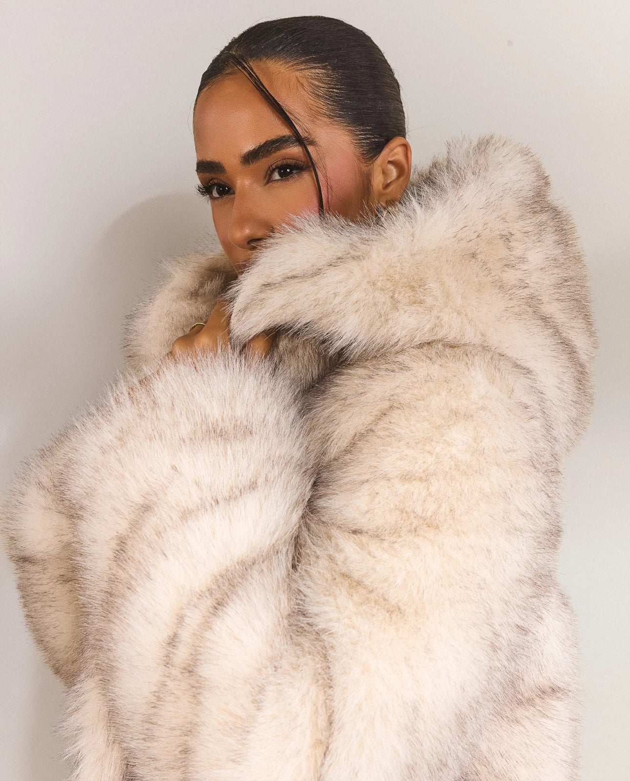 Pelliccia Giada in eco-pelliccia lunga
Eleganza e calore in un unico capo. Il cappotto Giada in eco-pelliccia premium unisce comfort e lusso, perfetto per le giornate più fredde.
Il taglio lungo e la linea morbida donano un effetto avvolgente e sofistica