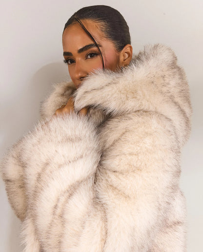 Pelliccia Giada in eco-pelliccia lunga
Eleganza e calore in un unico capo. Il cappotto Giada in eco-pelliccia premium unisce comfort e lusso, perfetto per le giornate più fredde.
Il taglio lungo e la linea morbida donano un effetto avvolgente e sofistica