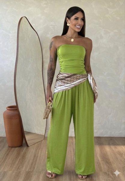 Jumpsuite Valentina Foulard in OMAGGIO
Aggiungi un tocco di freschezza al tuo guardaroba con questa splendida tuta intera.Un capo versatile che unisce la comodità del taglio a palazzo all'eleganza del top a fascia.