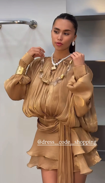 Mini dress CHARLOTTE in dettaglio plissettato su tutto l’abito, manica a sbuffo, elastico sul retro, spallina interna piu pantaloncino non fartelo scappare