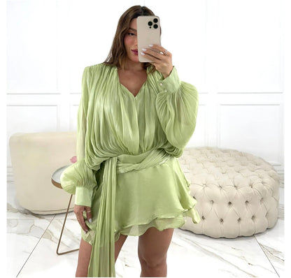 Mini dress CHARLOTTE in dettaglio plissettato su tutto l’abito, manica a sbuffo, elastico sul retro, spallina interna piu pantaloncino non fartelo scappare