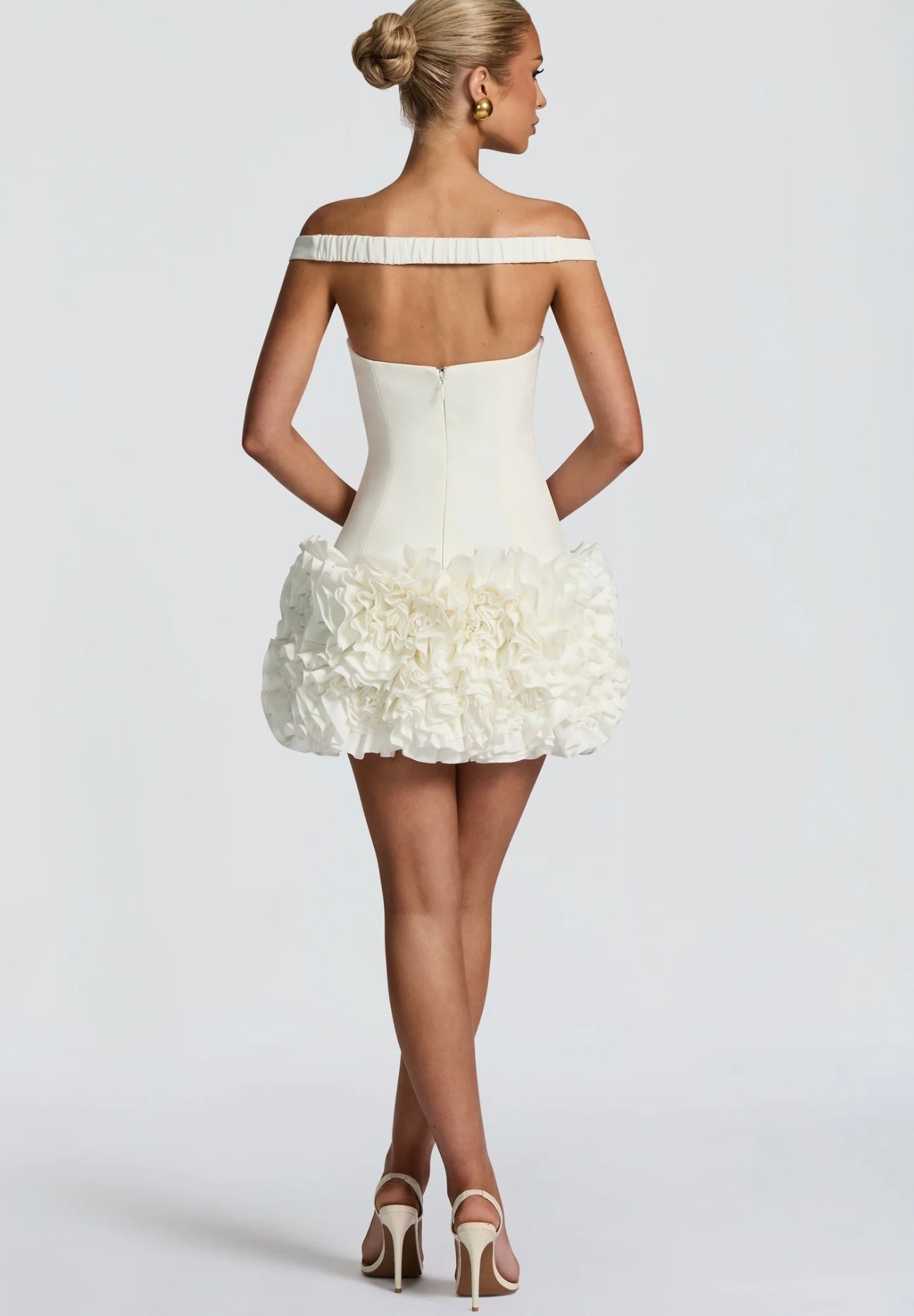 Mini Dress LIVIA 
Un mini dress raffinato e sofisticato, con scollo a cuore off-shoulder che valorizza il décolleté e una gonna arricchita da dettagli floreali tridimensionali. Perfetto per party, eventi esclusivi o come abito da cocktail