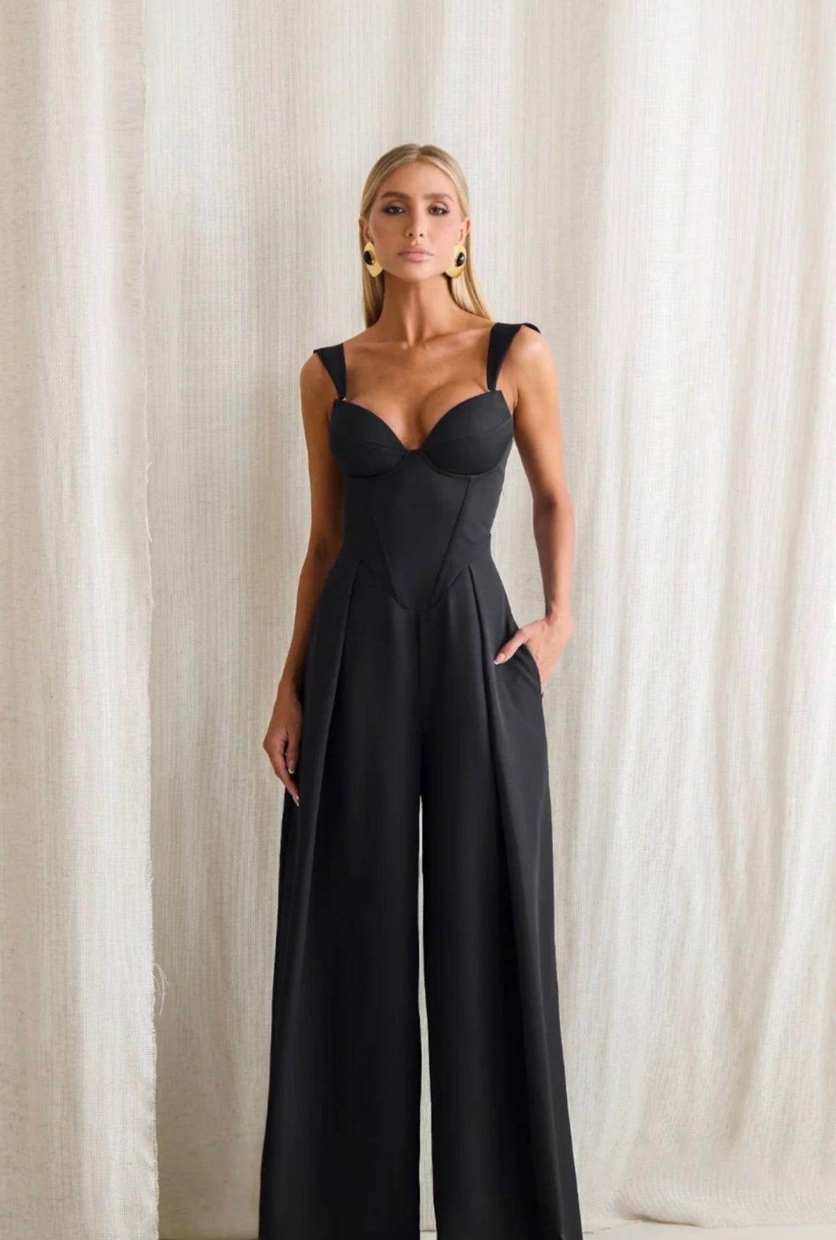 Jumpsuit Sartoriale a Gamba Larga questo capo combina la struttura audace di un bustier con la fluidità elegante dei pantaloni a gamba larga, creando una silhouette clessidra che esalta ogni figura.