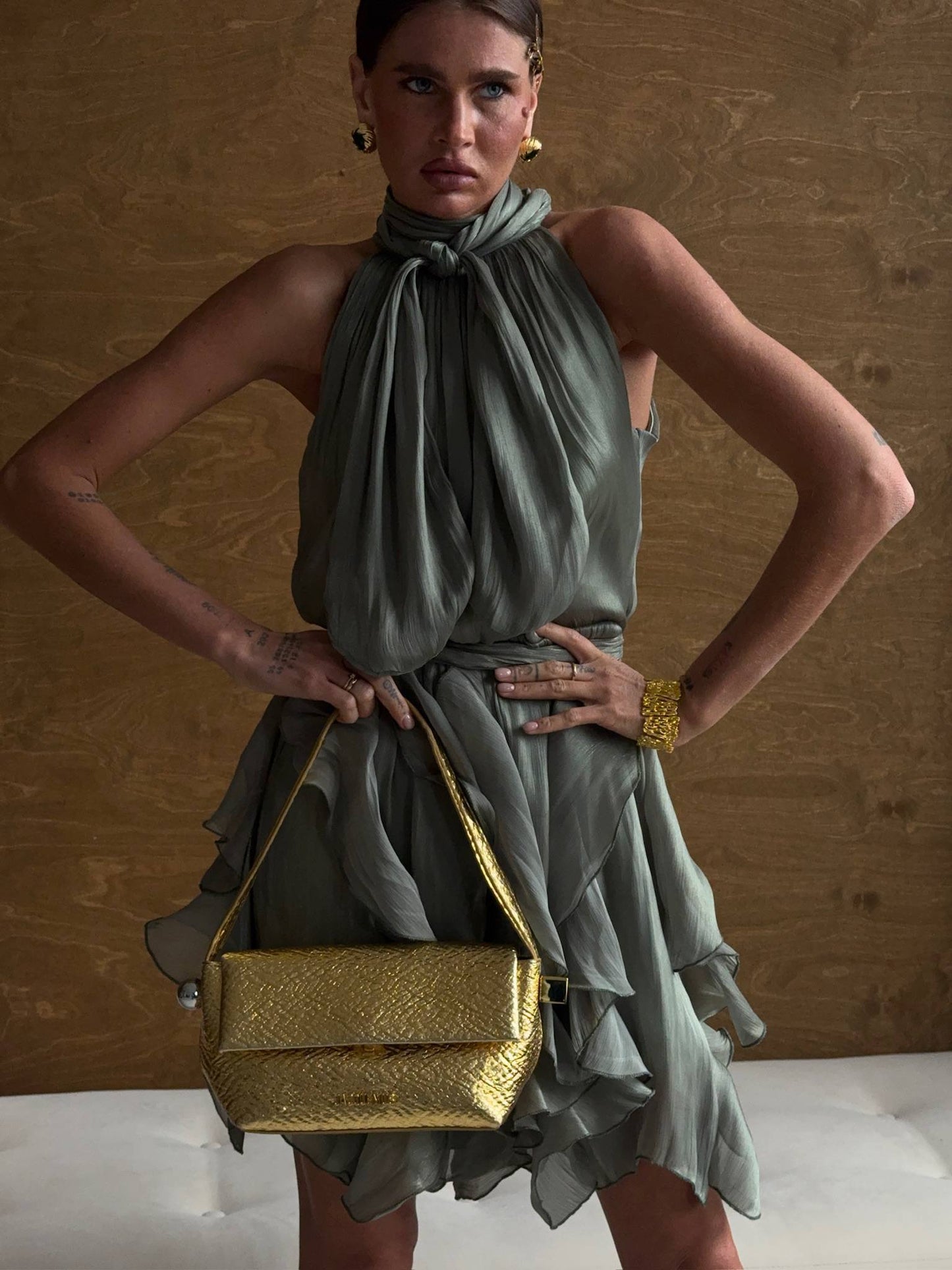 Abito Rouches midi dress con scollo all'americana, collo con fiocco e gonna a cascata di rouches multistrato pensato per chi vuole essere al centro della scena senza sforzo. La silhouette fluida e il tessuto leggero lo rendono perfetto