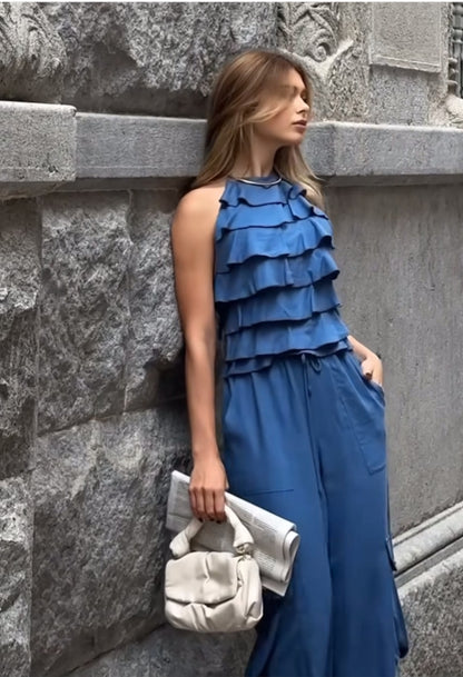 Set PALOMA Look minimal ma d’impatto: top con balze leggere e pantalone ampio con tasche cargo.
Il completo perfetto per giornate estive all’insegna dello stile e della comodità.
Disponibile in 5 colori