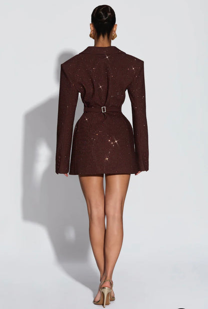 Blazer Dress AURORA 
Raffinato, moderno e irresistibilmente femminile.
In promo esclusiva con cintura in coordinato: lo stile perfetto per distinguerti con eleganza