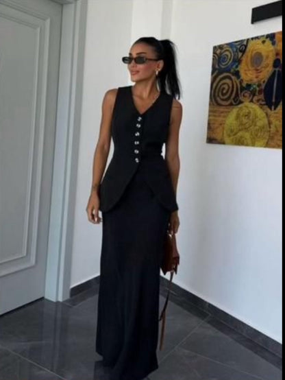 Tailleur ANTONELLA elegante in stile sartoriale è composto da un gilet senza maniche con scollo a V e chiusura a bottoni frontali. La gonna lunga e dritta si abbina perfettamente al gilet, creando un look sofisticato e minimalista