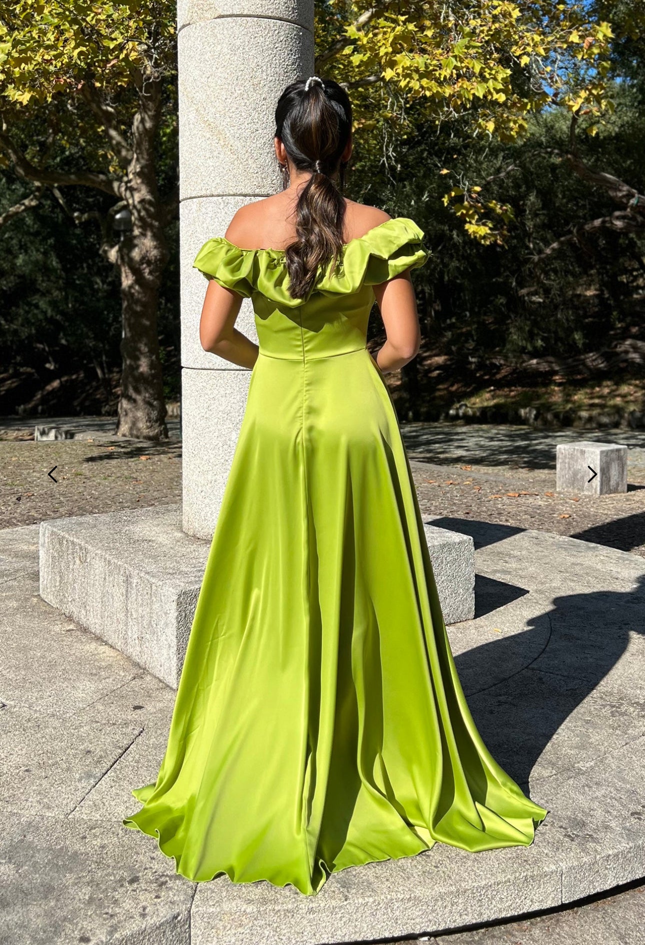 Abito MARYA Elegante abito off-shoulder con corpino arricciato a balze e ampia gonna con spacco laterale.