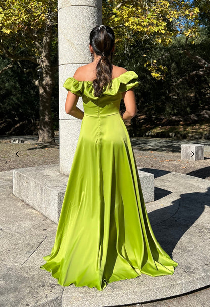 Abito MARYA Elegante abito off-shoulder con corpino arricciato a balze e ampia gonna con spacco laterale.