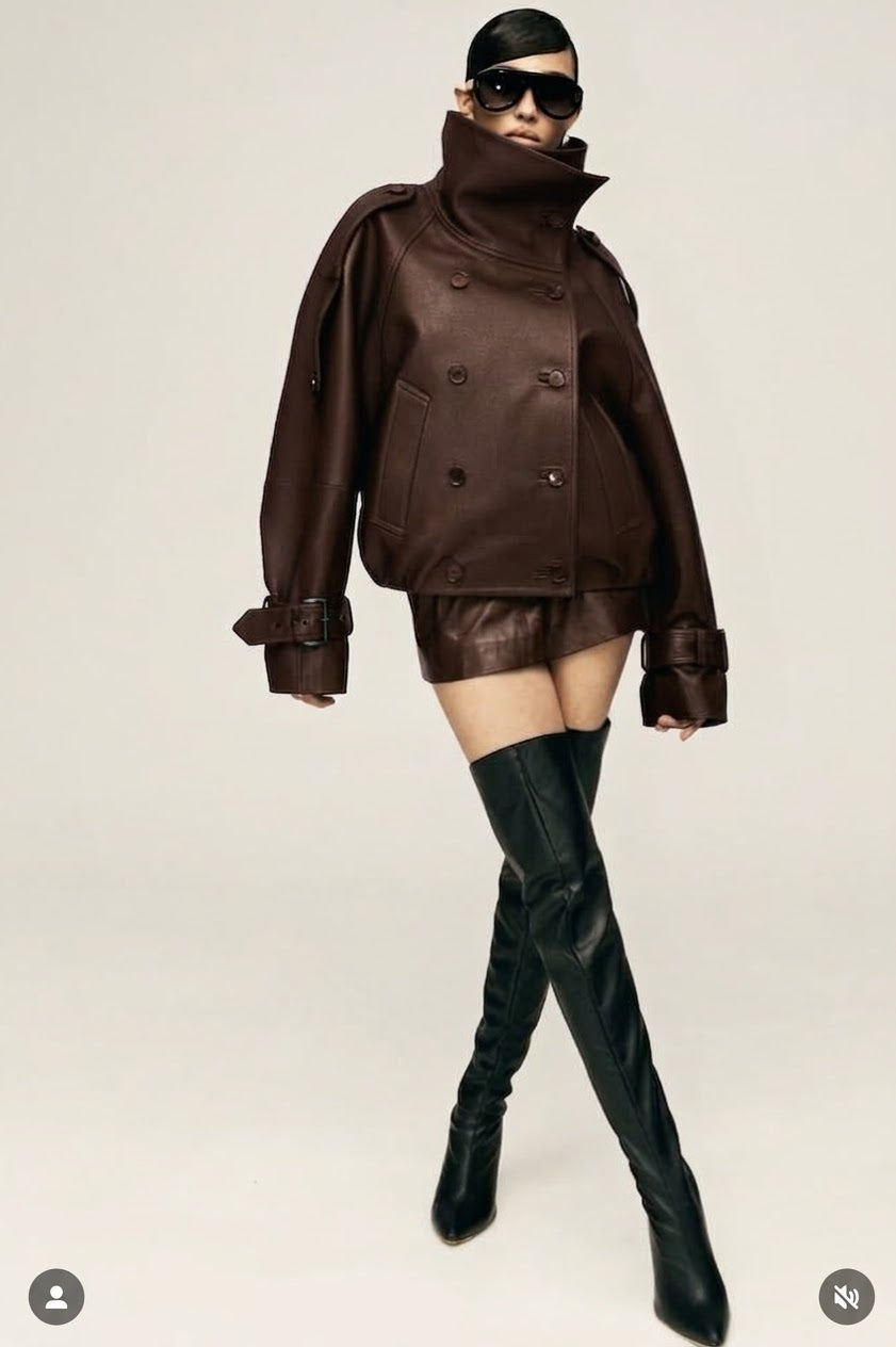 Eleva il tuo stile urbano con questo iconico giubbotto biker bomber oversize. Un capo che fonde la grinta della giacca in pelle al design d'avanguardia: caratterizzato da un imponente collo alto strutturato, allacciatura al petto