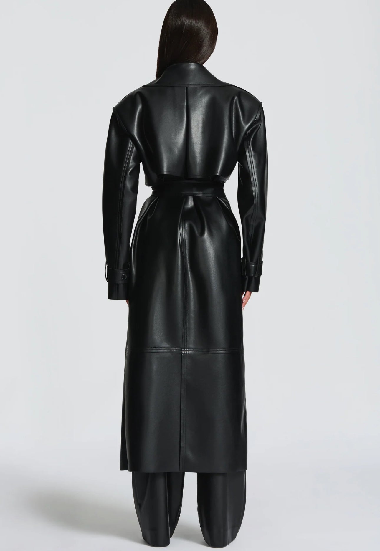 Trench ANITA in eco-pelle con cintura Un look deciso e sofisticato, perfetto per chi ama uno stile contemporaneo e audace.