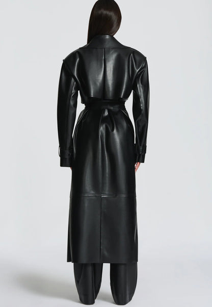 Trench ANITA in eco-pelle con cintura Un look deciso e sofisticato, perfetto per chi ama uno stile contemporaneo e audace.