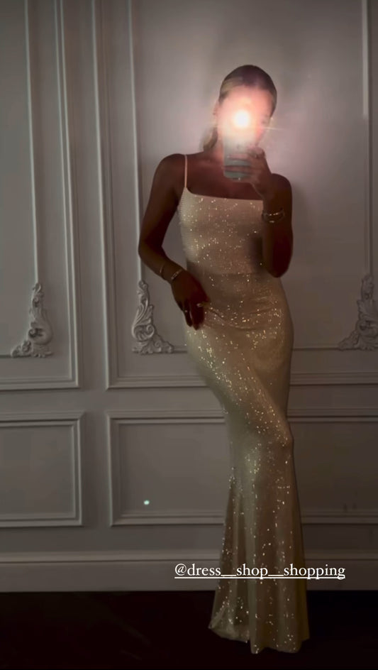 Vestito Sharon è l'abito lungo perfetto per le tue serate speciali. Con le sue paillettes scintillanti e le bretelle sottili regolabili, ti farà risplendere e sentire a tuo agio