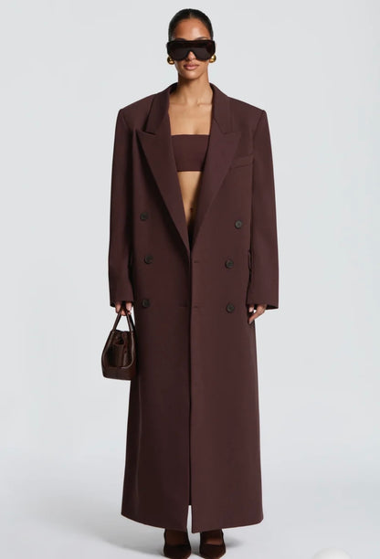 Promozione Cappotto ISABELLA  lungo dal taglio sartoriale con design doppiopetto e spalle strutturate. Elegante e versatile, perfetto per completare look sofisticati nelle giornate più fredde.