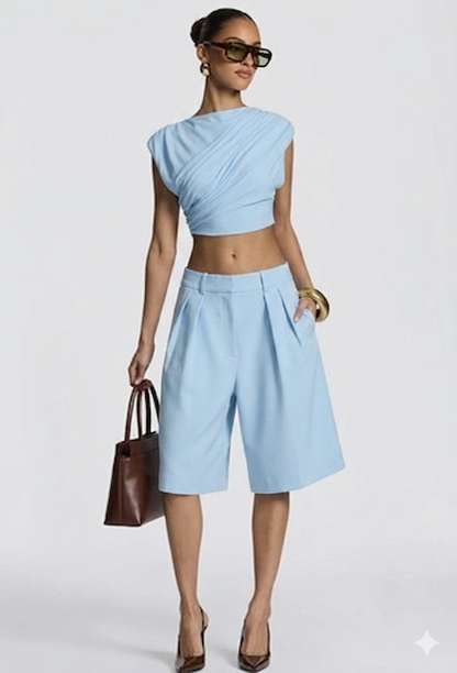 Completo GIULIA Questo look è un perfetto mix tra eleganza e minimalismo, ideale sia per il giorno che per la sera.