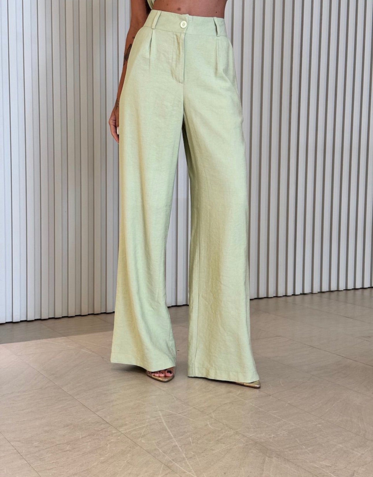 Coordinato Federica completo due pezzi + cinta tessuto misto lino e viscosa" è l'alleato perfetto per chi cerca un look sofisticato senza rinunciare alla freschezza.