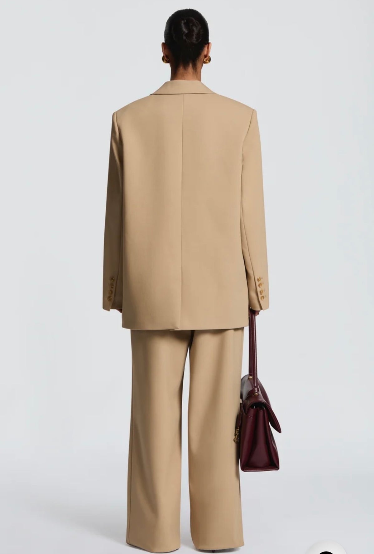 Tailleur ELEONORA in promozione Completo elegante composto da giacca oversize, pantaloni a palazzo top coordinato e cinta fullar. Un look moderno e sofisticato, perfetto per eventi, serate chic o outfit di tendenza.