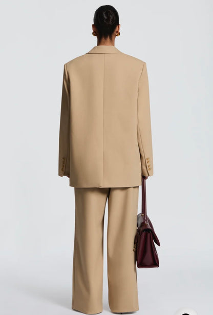 Tailleur ELEONORA in promozione Completo elegante composto da giacca oversize, pantaloni a palazzo top coordinato e cinta fullar. Un look moderno e sofisticato, perfetto per eventi, serate chic o outfit di tendenza.