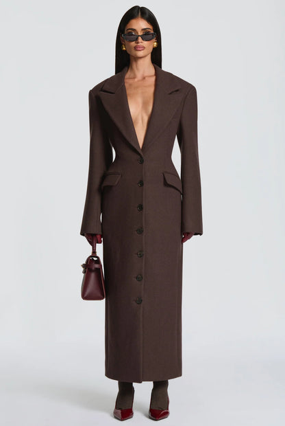 Cappotto ANGELICA lungo grigio in lana, con bottoni frontali e maxi revers a scialle. La linea dritta e sartoriale slancia la figura, mentre il colletto ampio aggiunge un tocco sofisticato. Perfetto per look invernali raffinati, dal giorno alla sera.