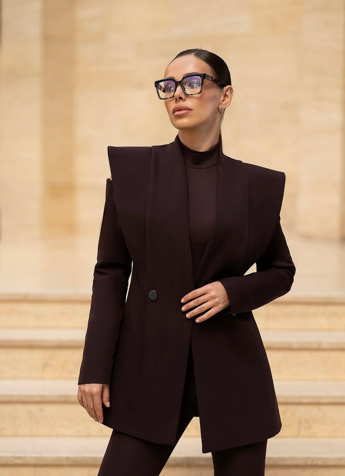 Tailleur MAVI questo completo tailleur è pensato per una donna che ama distinguersi. La giacca strutturata con spalle definite valorizza la figura, mentre i pantaloni a gamba ampia slanciano la silhouette.