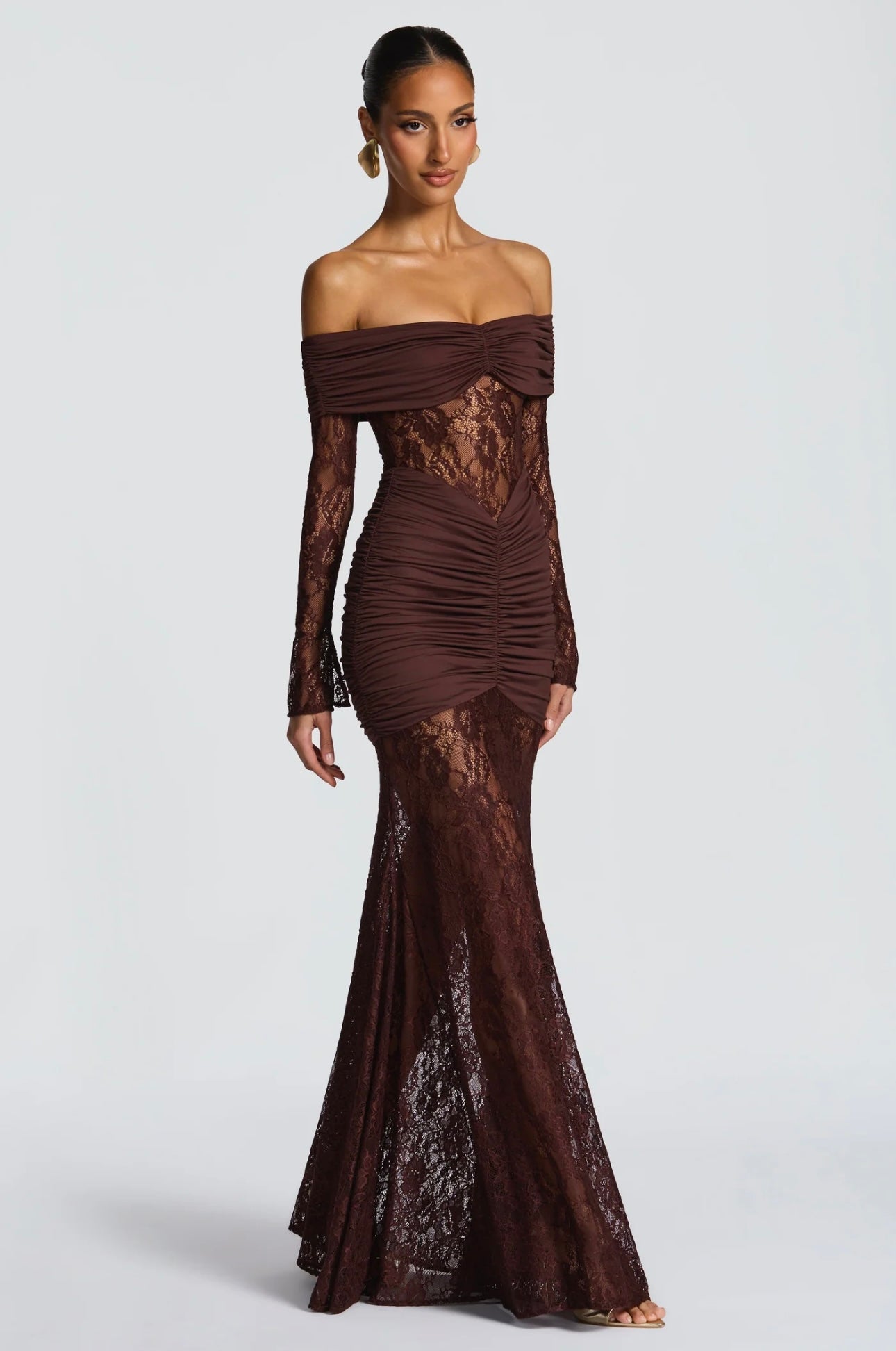 Abito AMIRA Elegante e sensuale, questo abito lungo off-shoulder in pizzo valorizza la silhouette con dettagli arricciati e trasparenze raffinate. Perfetto per cerimonie, eventi e serate glamour. Un look da vera protagonista.