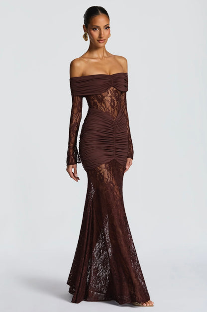 Abito AMIRA Elegante e sensuale, questo abito lungo off-shoulder in pizzo valorizza la silhouette con dettagli arricciati e trasparenze raffinate. Perfetto per cerimonie, eventi e serate glamour. Un look da vera protagonista.