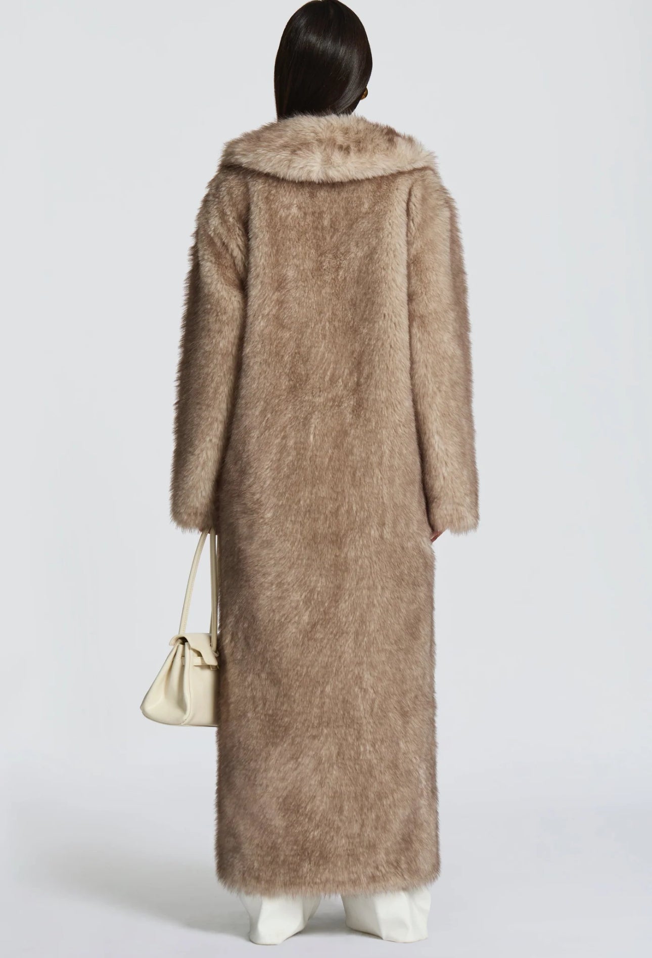 Pelliccia BRENDA Un modello avvolgente e sofisticato, caratterizzato da una linea dritta e dal volume morbido. Realizzato in pelliccia di visone ecologico di alta qualità, garantisce calore e comfort con un tocco glamour.