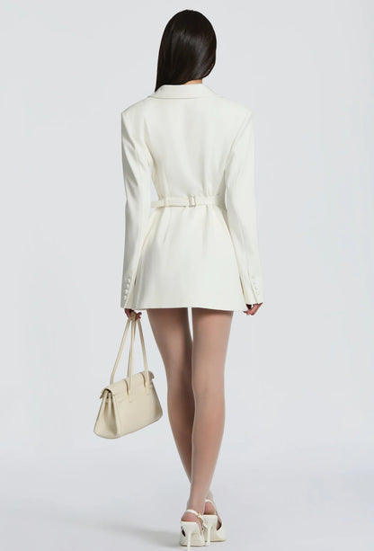 Scopri il Blazer Dress AURORA 
Raffinato, moderno e irresistibilmente femminile.
In promo esclusiva con cintura in coordinato e collant in pizzo in regalo: lo stile perfetto per distinguerti con eleganza