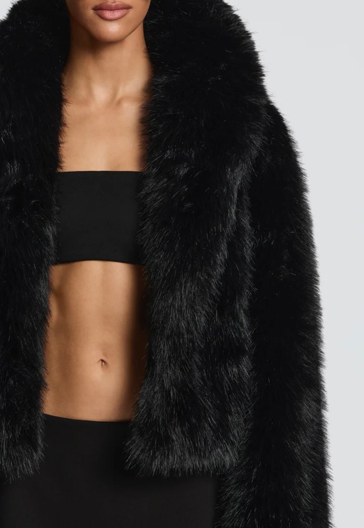 Crop Eco-Fur Jacket – Luxe Edition "Essenziale per la stagione fredda: caldo, leggero e irresistibilmente glam."