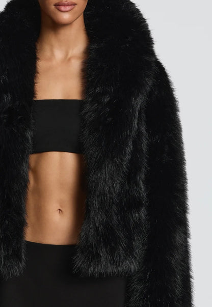 Crop Eco-Fur Jacket – Luxe Edition "Essenziale per la stagione fredda: caldo, leggero e irresistibilmente glam."