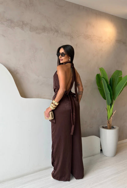 Coordinato Barbara Il set è composto di seta satinata da un top con scollo a cappuccio e schiena scoperta che valorizza la silhouette, abbinato a un pantalone a palazzo fluido che slancia la figura ad ogni passo.