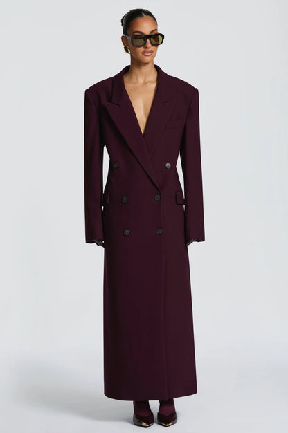 Cappotto ISABELLA  lungo dal taglio sartoriale con design doppiopetto e spalle strutturate. Elegante e versatile, perfetto per completare look sofisticati nelle giornate più fredde.