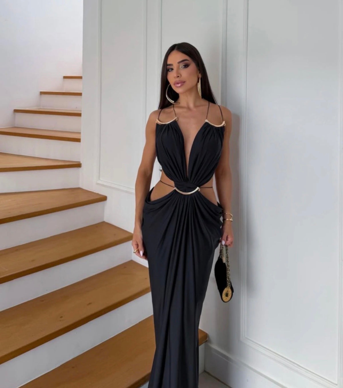 Abito Lungo Chérie – Cut-Out & Anello Gioiello Oro Sinonimo di eleganza magnetica e fascino contemporaneo.
