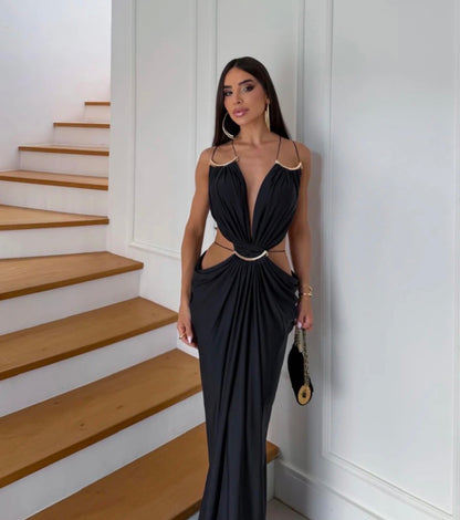 Abito Lungo Chérie – Cut-Out & Anello Gioiello Oro Sinonimo di eleganza magnetica e fascino contemporaneo.