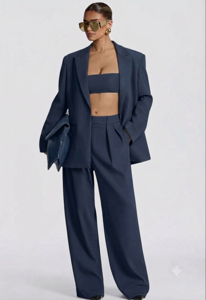 Tailleur ELEONORA in promo Completo elegante composto da giacca oversize, pantaloni a palazzo e top coordinato. Un look moderno e sofisticato, perfetto per eventi, serate chic o outfit di tendenza.