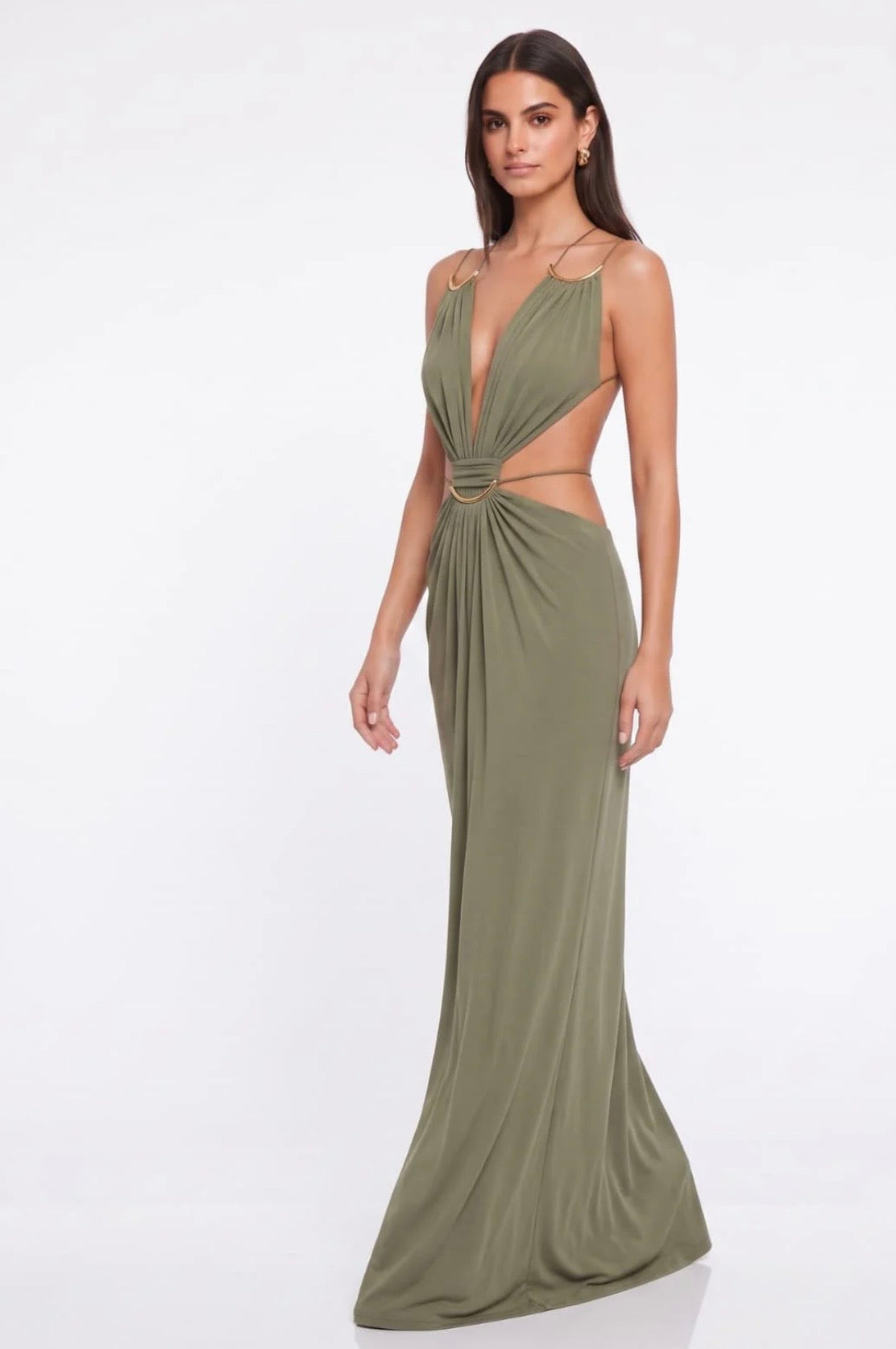 Abito Lungo Chérie – Cut-Out & Anello Gioiello Oro Sinonimo di eleganza magnetica e fascino contemporaneo.