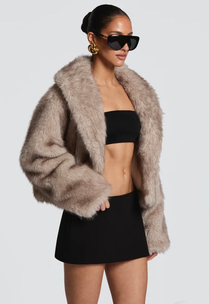 Crop Eco-Fur Jacket – Luxe Edition "Essenziale per la stagione fredda: caldo, leggero e irresistibilmente glam."