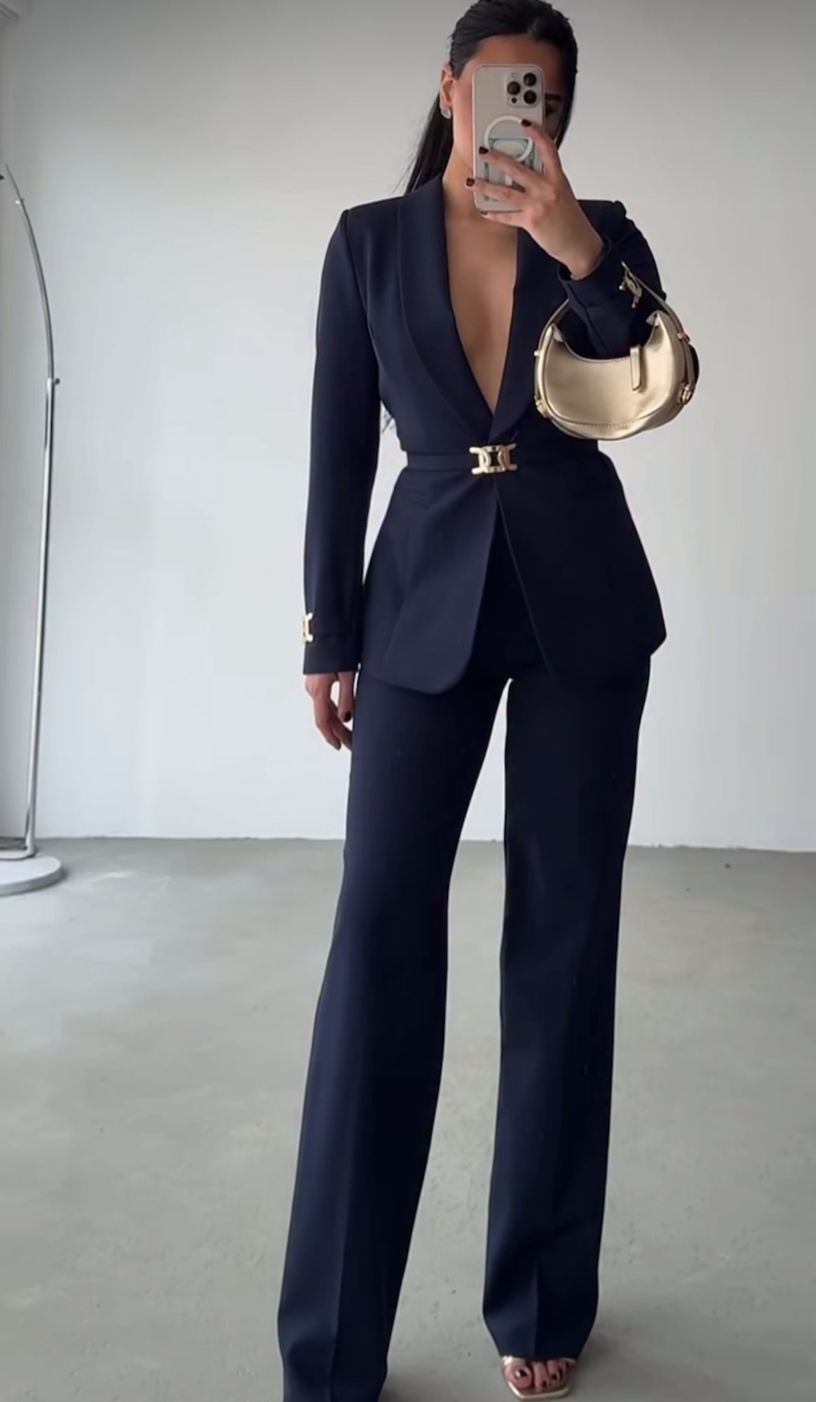 Tailleur Elisabetta dal design sofisticato e ultra femminile, perfetto per chi ama uno stile deciso ed elegante.