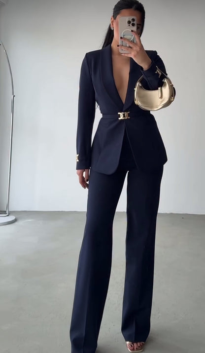 Tailleur Elisabetta dal design sofisticato e ultra femminile, perfetto per chi ama uno stile deciso ed elegante.