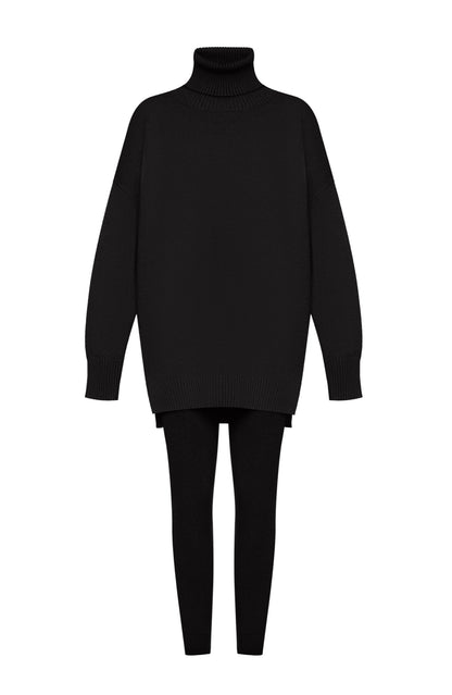 Coordinato ALBA indossa un coordinato in stile minimal e raffinato.
L'outfit è composto da un maxi maglione a collo alto in maglia con un design oversize e spacchetti laterali. È abbinato a pantaloni slim fit in coordinato