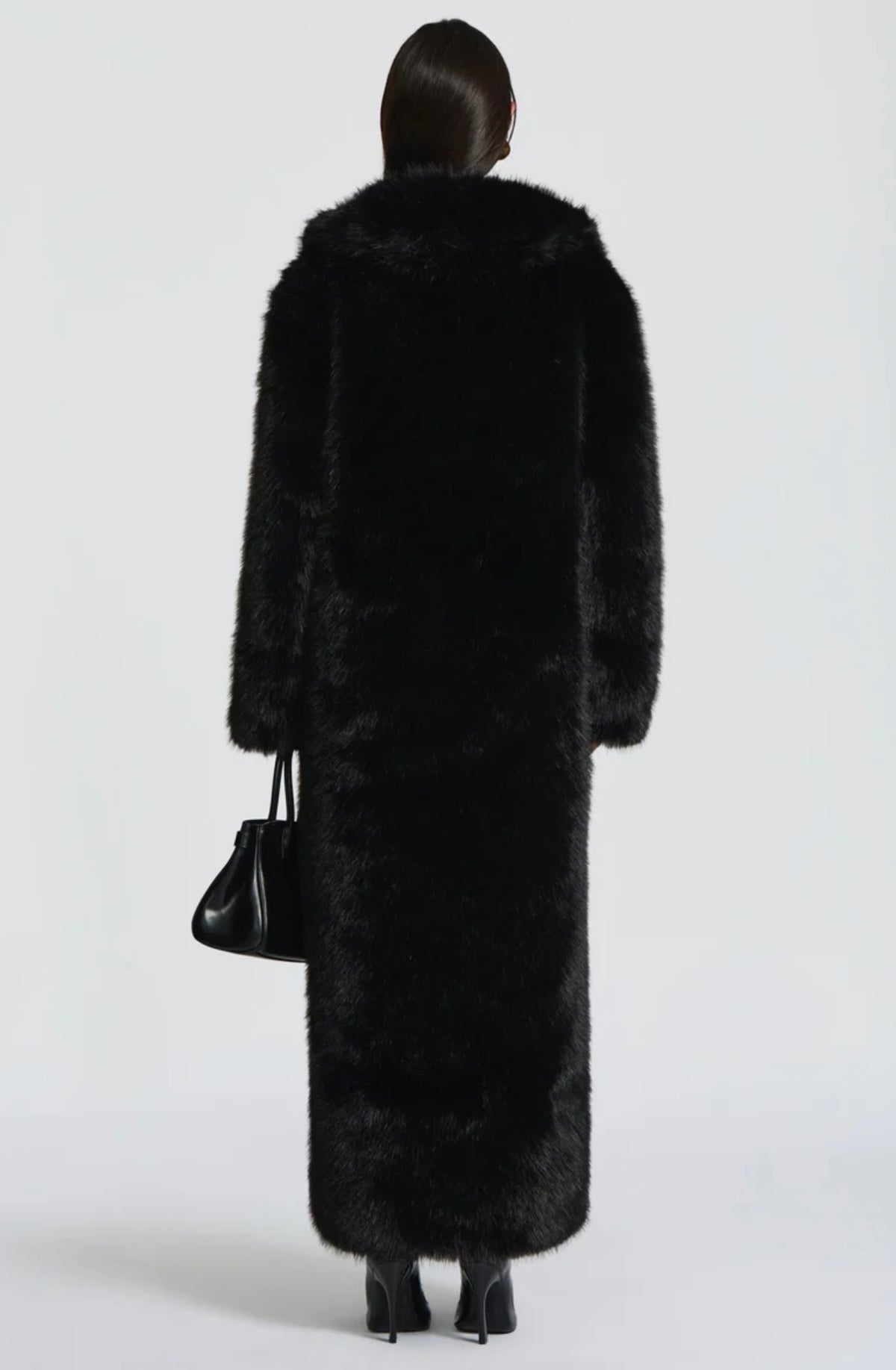Pelliccia BRENDA Un modello avvolgente e sofisticato, caratterizzato da una linea dritta e dal volume morbido. Realizzato in pelliccia di visone ecologico di alta qualità, garantisce calore e comfort con un tocco glamour.
