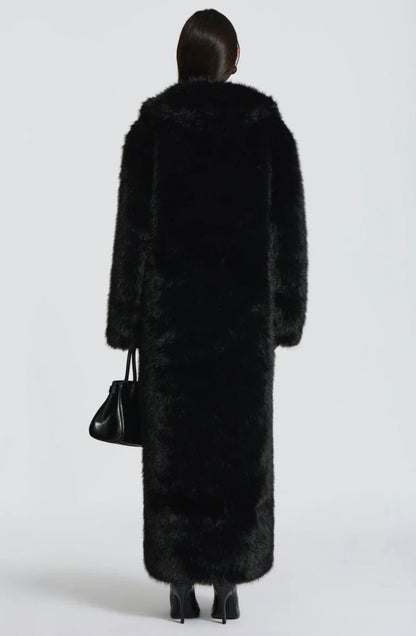 Pelliccia BRENDA Un modello avvolgente e sofisticato, caratterizzato da una linea dritta e dal volume morbido. Realizzato in pelliccia di visone ecologico di alta qualità, garantisce calore e comfort con un tocco glamour.