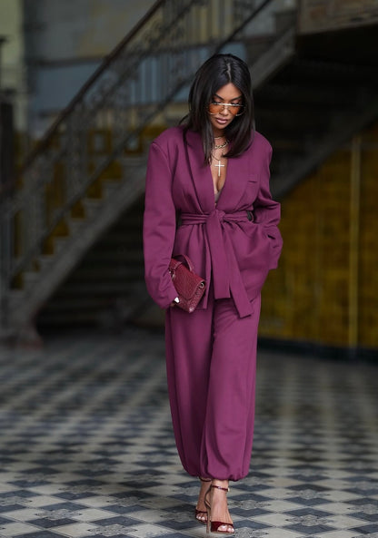 Completo SAMIRA Caldo, elegante e dal carattere contemporaneo. Questo completo due pezzi è realizzato in morbido cotone invernale, un tessuto avvolgente e confortevole perfetto per affrontare la stagione fredda con stile senza rinunciare alla comodità.