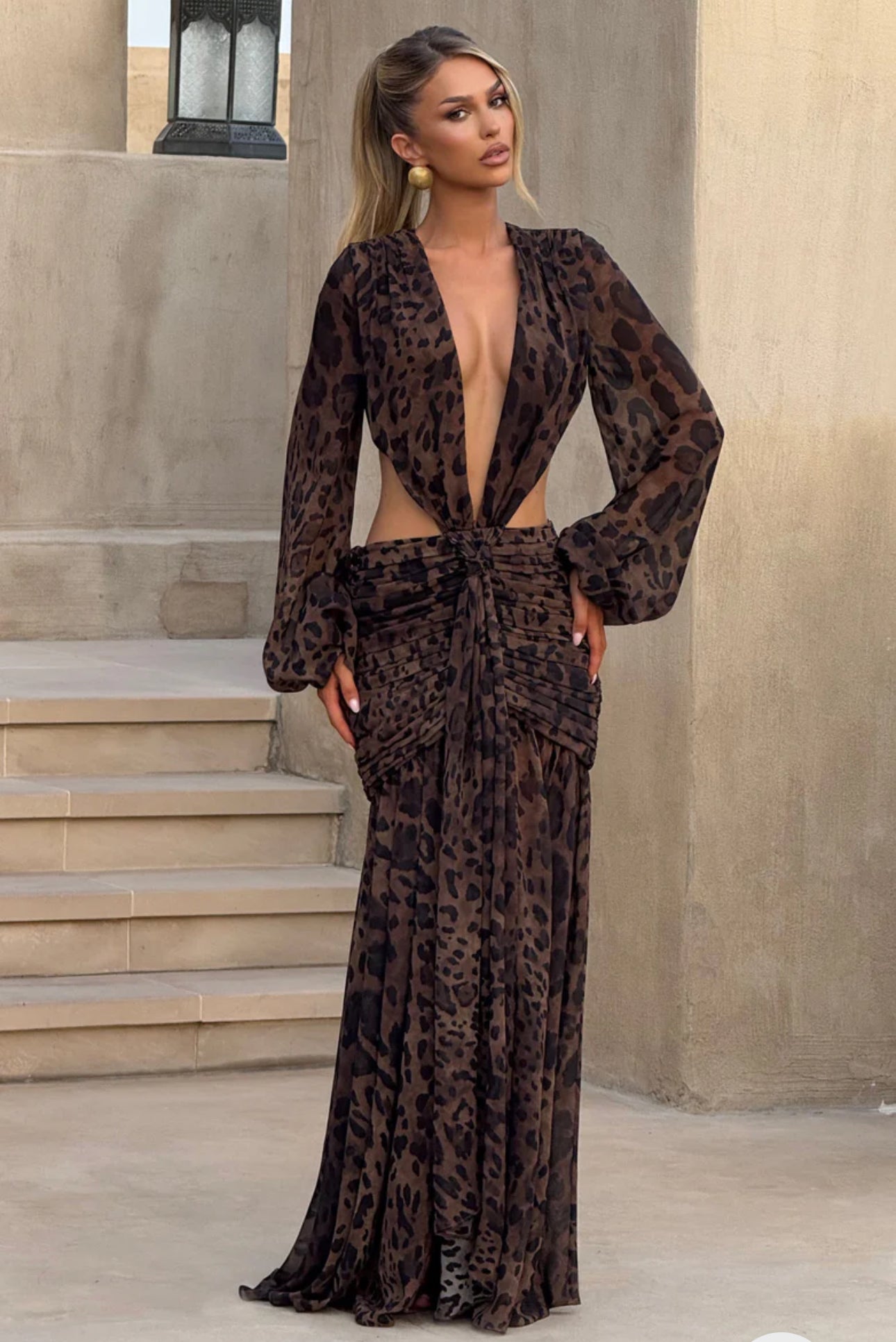 Abito JANE Seduzione ed eleganza si incontrano in questo abito lungo in stampa leopardata.